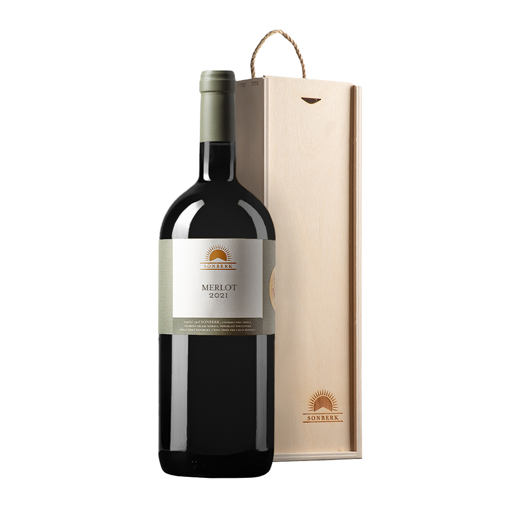 Merlot 2018 in wooden gift box